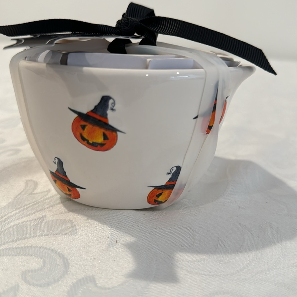 Rae Dunn Halloween Set of Measuring Cups - Picture 3 of 5